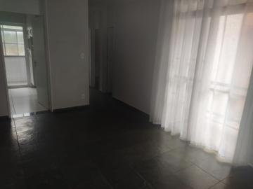 Apto padrão, 58m², rico em armários, localizado no Condomínio Moema, na Avenida Caramuru.