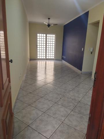 Apto térreo, 95m², rico em armários, localizado no Bairro Monte Alegre, próximo ao Campos da USP.