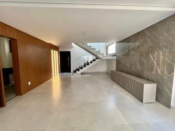 Sobrado, 210m² de área construída, rico em armários, localizada no Condomínio Portal da Mata.