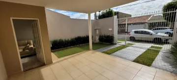 Casa térrea, 110m² de área construída, reformada, localizada no Bairro Jardim Interlagos.