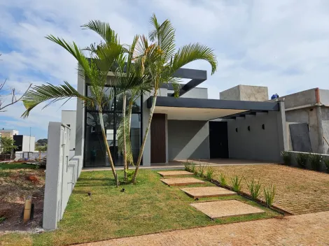 Casa térrea, 160m² de área construída, rica em armários, localizada no Condomínio Vivendas da Mata, Portal Aroeira.