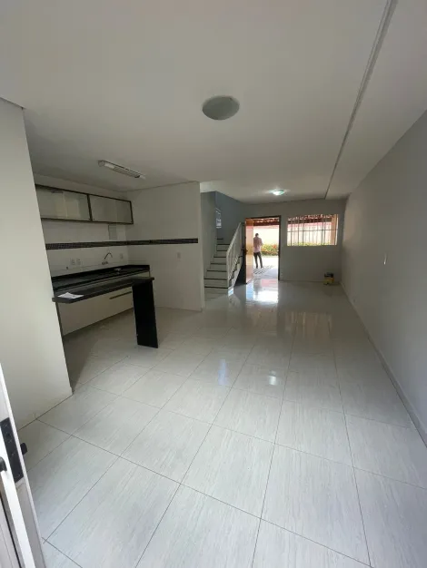Sobrado, 92m² de área construída, rico em armários, localizado no Bairro Parque São Sebastião.